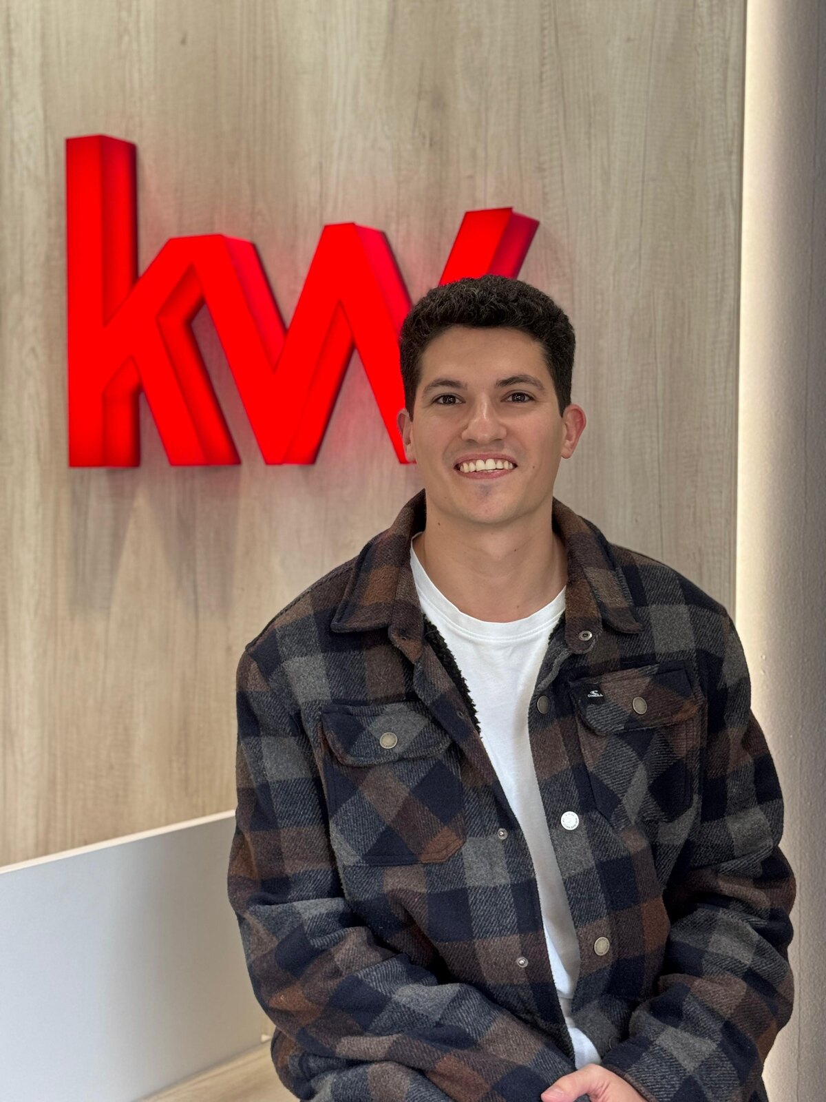 Gastón Gambi en la oficina de Keller Williams Mendoza